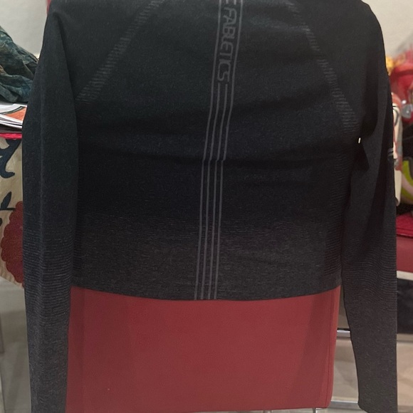 NWOT FABLETICS ACTIVE TOP L/S - Picture 3 of 4